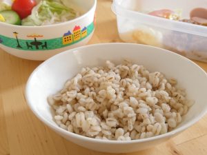 押麦は麦ごはんに使うだけじゃない おかずやスープやグラノーラにも Yuki S Small Kitchen