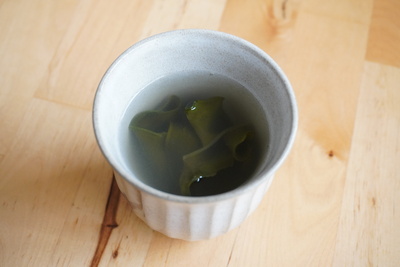 めかぶ茶とは 昆布茶のように出汁たっぷりのお茶 戻しためかぶは食べ応え抜群 Yuki S Small Kitchen